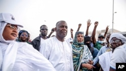 Le candidat à la présidentielle Biram Ould Dah Ould Abeid, au centre, participe à un rassemblement avec ses partisans à Nouakchott, en Mauritanie, le 24 juin 2024.